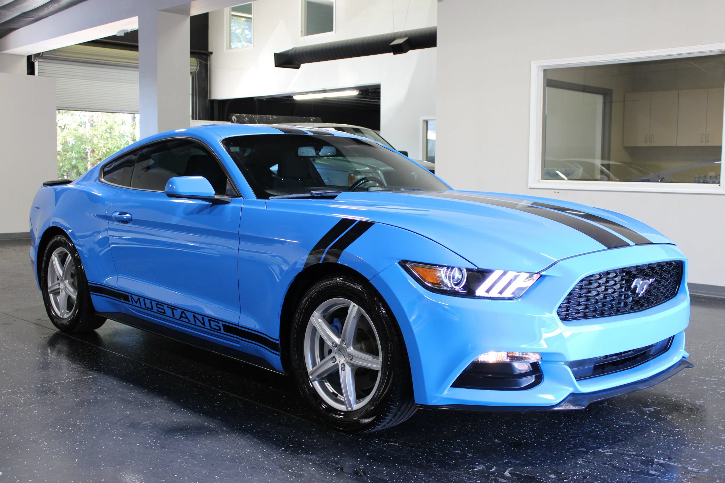 Used 2017 Ford Mustang Coupe RWD image 1