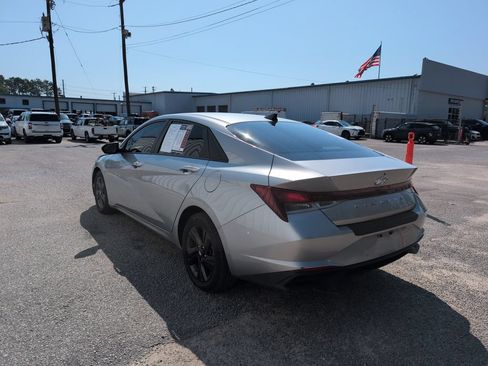 Used 2022 Hyundai Elantra SEL w/ Cargo Package FWD image 6
