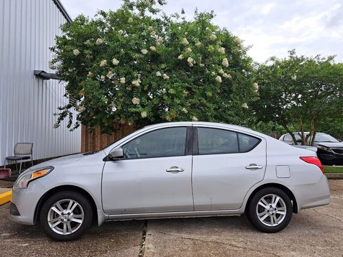 Used 2019 Nissan Versa SV FWD image 4