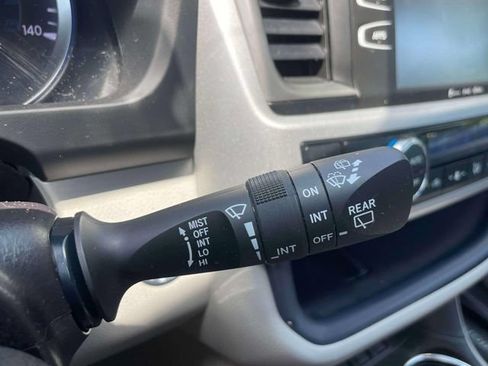 Used 2017 Toyota Highlander XLE AWD/4WD image 25