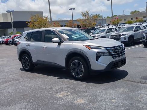 Used 2024 Nissan Rogue SV FWD image 4
