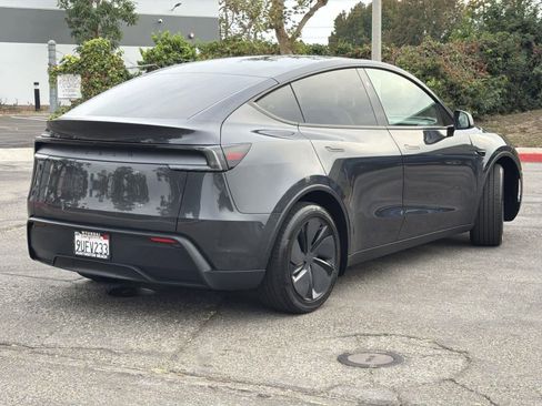 Used 2026 Tesla Model Y 2WD image 4