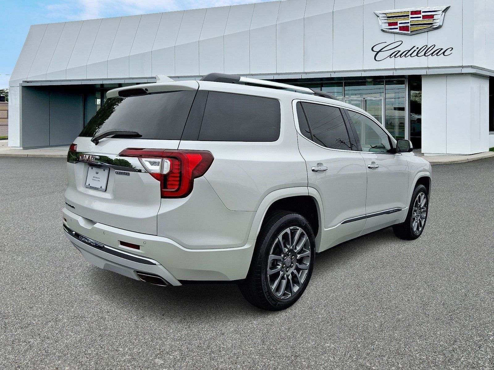 Used 2022 GMC Acadia Denali w/ Denali Ultimate Package FWD image 6