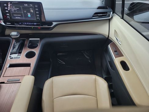 Used 2022 Toyota Sienna XLE image 13