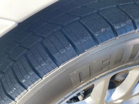 Used 2024 Chrysler Pacifica Touring-L image 21