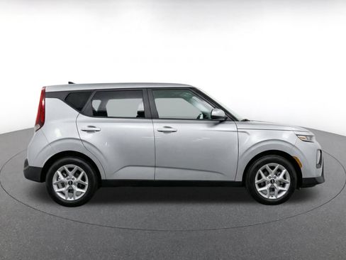 Used 2025 Kia Soul LX w/ LX Technology Package FWD image 9