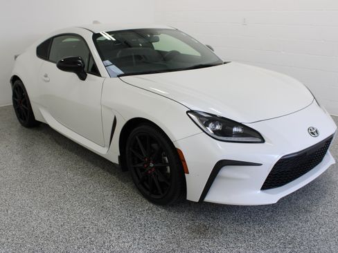 Used 2025 Toyota GR86 Premium RWD image 4