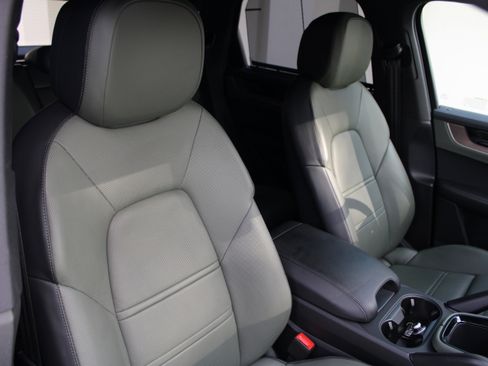 Certified 2025 Porsche Cayenne image 30