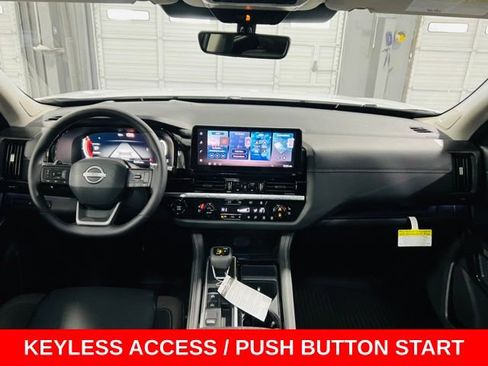 New 2026 Nissan Pathfinder Platinum FWD image 4