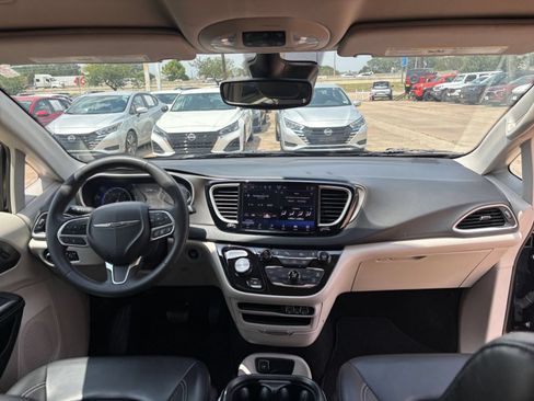 Used 2023 Chrysler Pacifica Touring-L FWD image 35