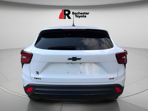 Used 2025 Chevrolet Trax RS FWD image 6