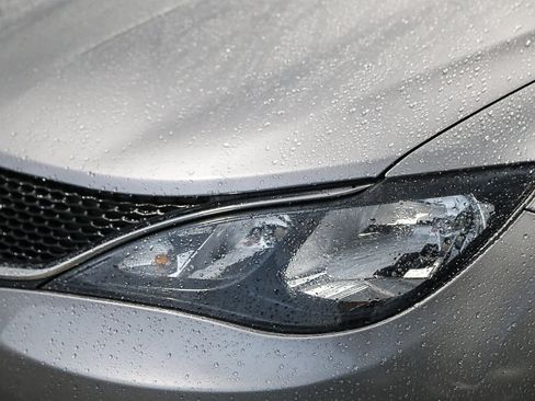 Used 2019 Chrysler Pacifica Touring image 8