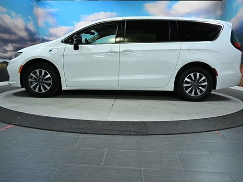 Used 2024 Chrysler Pacifica Limited FWD image 5