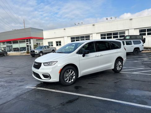 New 2026 Chrysler Pacifica Select AWD/4WD image 6