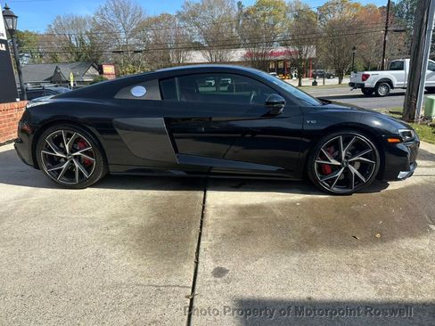 Used 2022 Audi R8 V10 w/ Premium Package RWD image 8