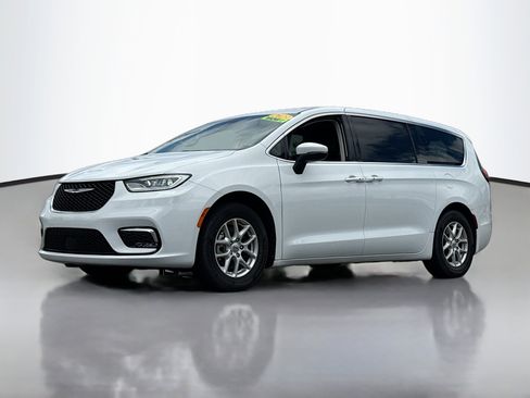 Used 2023 Chrysler Pacifica Touring-L FWD image 14