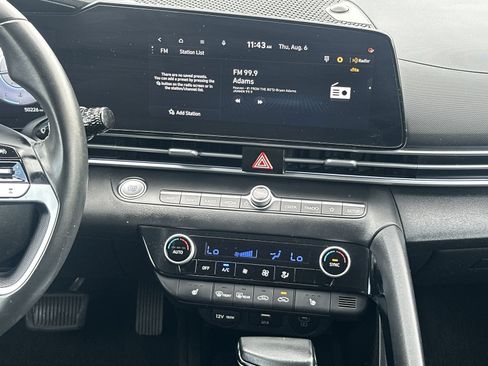 Used 2025 Hyundai Elantra Limited FWD image 25