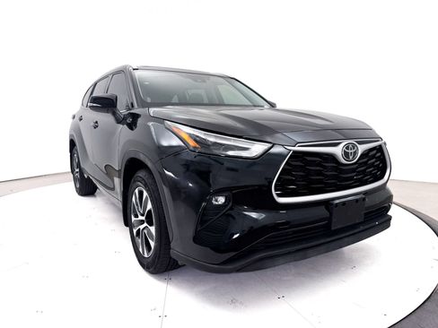 Used 2022 Toyota Highlander XLE FWD image 13