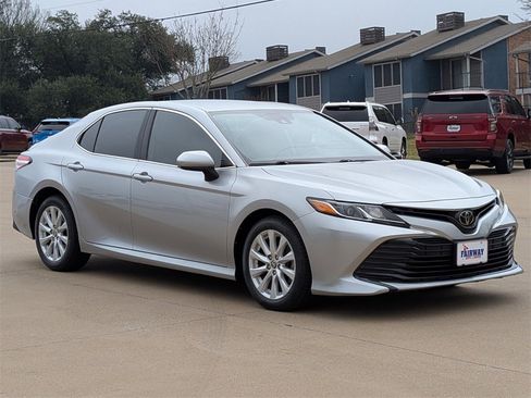 Used 2020 Toyota Camry LE image 3