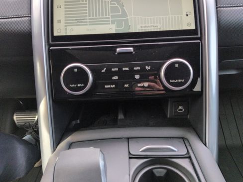 Used 2025 Land Rover Discovery Dynamic SE image 17