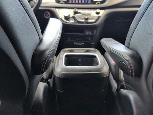 Used 2018 Chrysler Pacifica Touring-L Plus FWD image 27