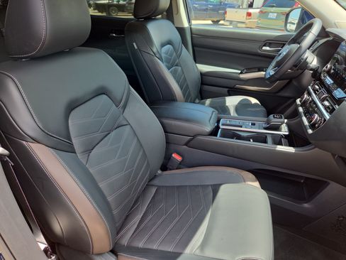 Used 2024 Nissan Pathfinder Platinum w/ Cargo Package FWD image 10
