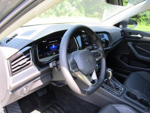 Used 2022 Volkswagen Jetta SE image 19