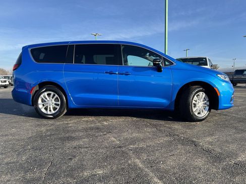 New 2026 Chrysler Pacifica Select image 3