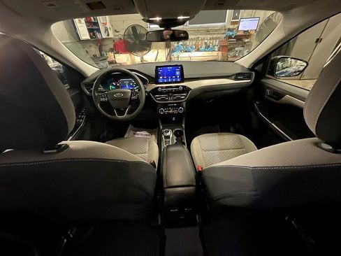 Used 2022 Ford Escape SE w/ SE Sport Appearance Package image 3