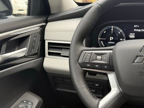 New 2025 Mitsubishi Outlander SEL image 11