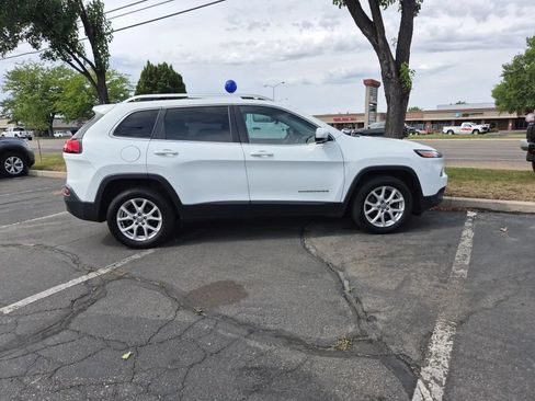 Used 2017 Jeep Cherokee Latitude FWD image 4