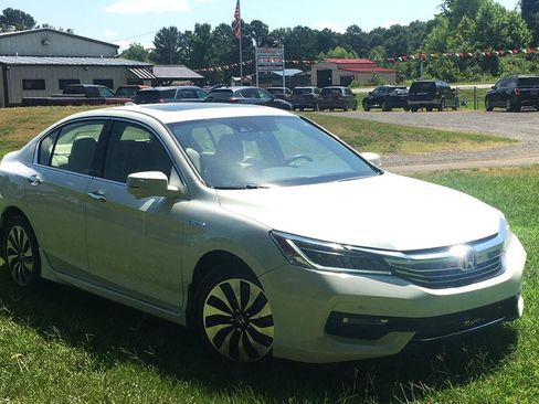 Used 2017 Honda Accord Touring image 7