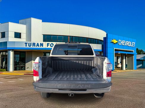 Used 2019 Nissan Titan SV image 9