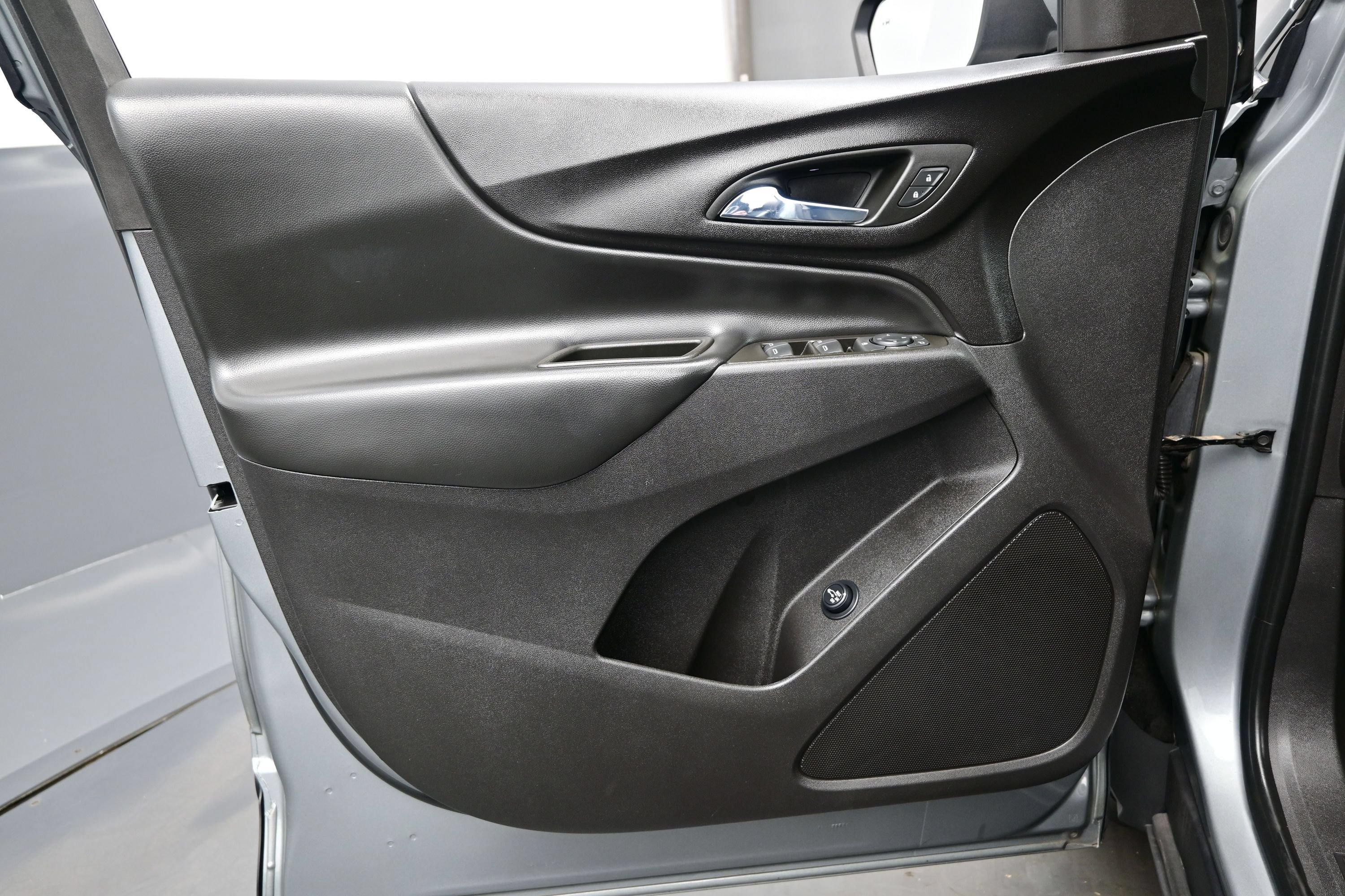 Used 2024 Chevrolet Equinox LT w/ LPO, Floor Liner Package FWD image 9