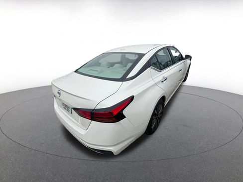 Used 2025 Nissan Altima 2.5 SV FWD image 11