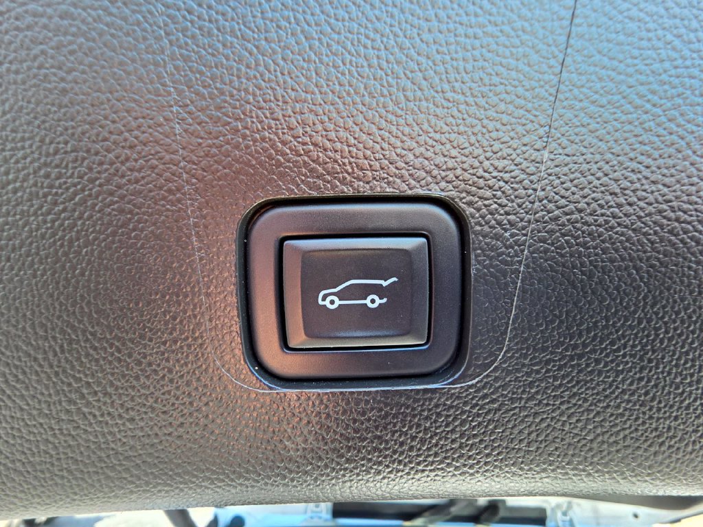 Used 2023 Chevrolet Traverse Premier FWD image 35