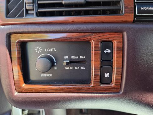 Used 1995 Cadillac De Ville Sedan FWD image 28