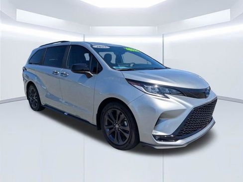 Used 2025 Toyota Sienna XSE w/ XSE Plus Package FWD image 2
