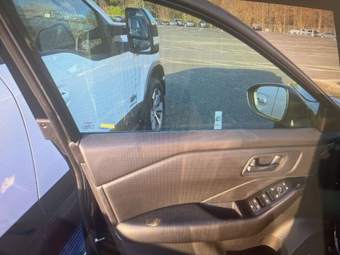 Used 2025 Nissan Rogue S image 12