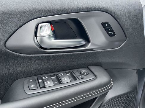 New 2026 Chrysler Pacifica Select image 13