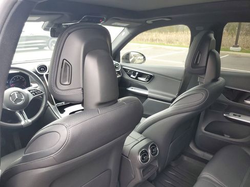 Used 2025 Mercedes-Benz GLC 300 4MATIC image 28