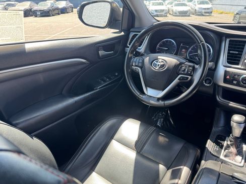 Used 2019 Toyota Highlander SE w/ Carpet Mat Package (TMS) FWD image 19