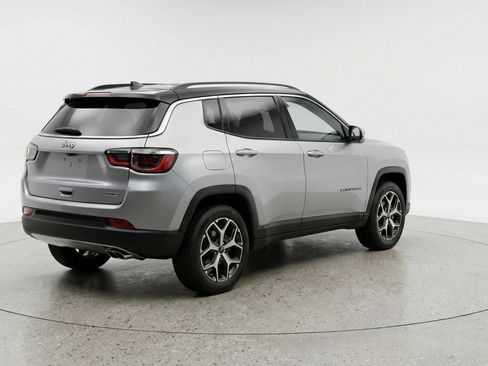 Used 2025 Jeep Compass Limited image 9