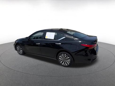 Used 2025 Nissan Altima 2.5 SV FWD image 8