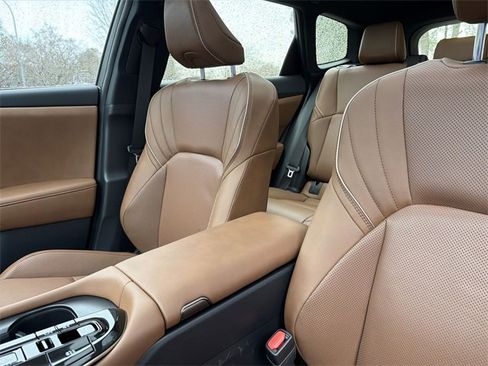 Used 2025 Toyota Crown Signia w/ Advanced Technology Package image 21