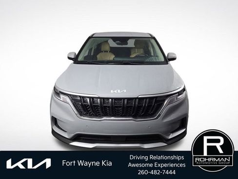 Used 2024 Kia Carnival EX FWD image 3