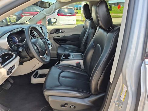 Used 2023 Chrysler Pacifica Touring-L FWD image 14