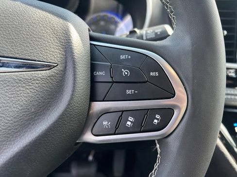 Used 2025 Chrysler Pacifica Select w/ Uconnect Theater Family Group AWD/4WD image 15