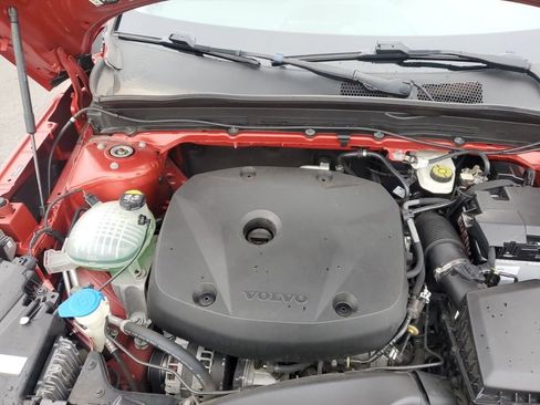 Used 2021 Volvo XC40 T5 Momentum w/ Climate Package image 12