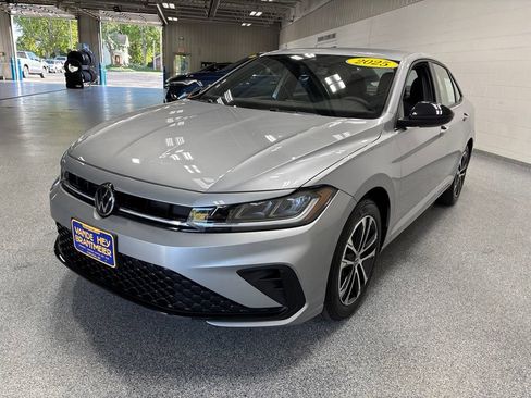 Used 2025 Volkswagen Jetta Sport FWD image 3